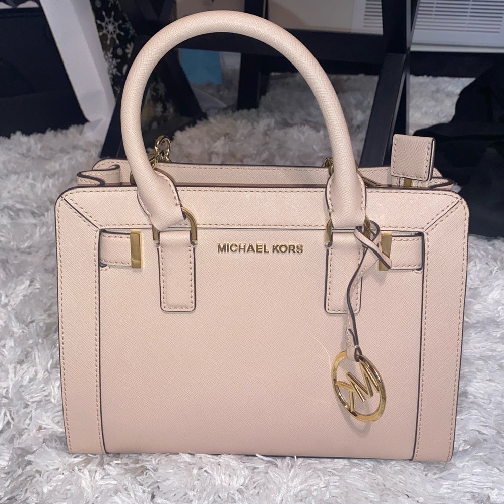 Pink Michael Kors purse. Excellent condition!